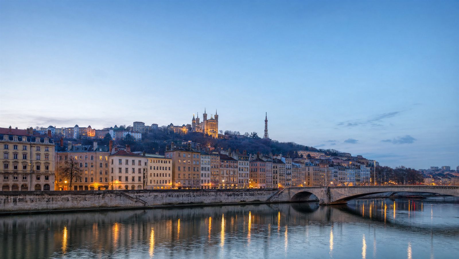 Vue sur la Saone, les facades du Vieux Lyon et la colline de Fourviere au crepuscule