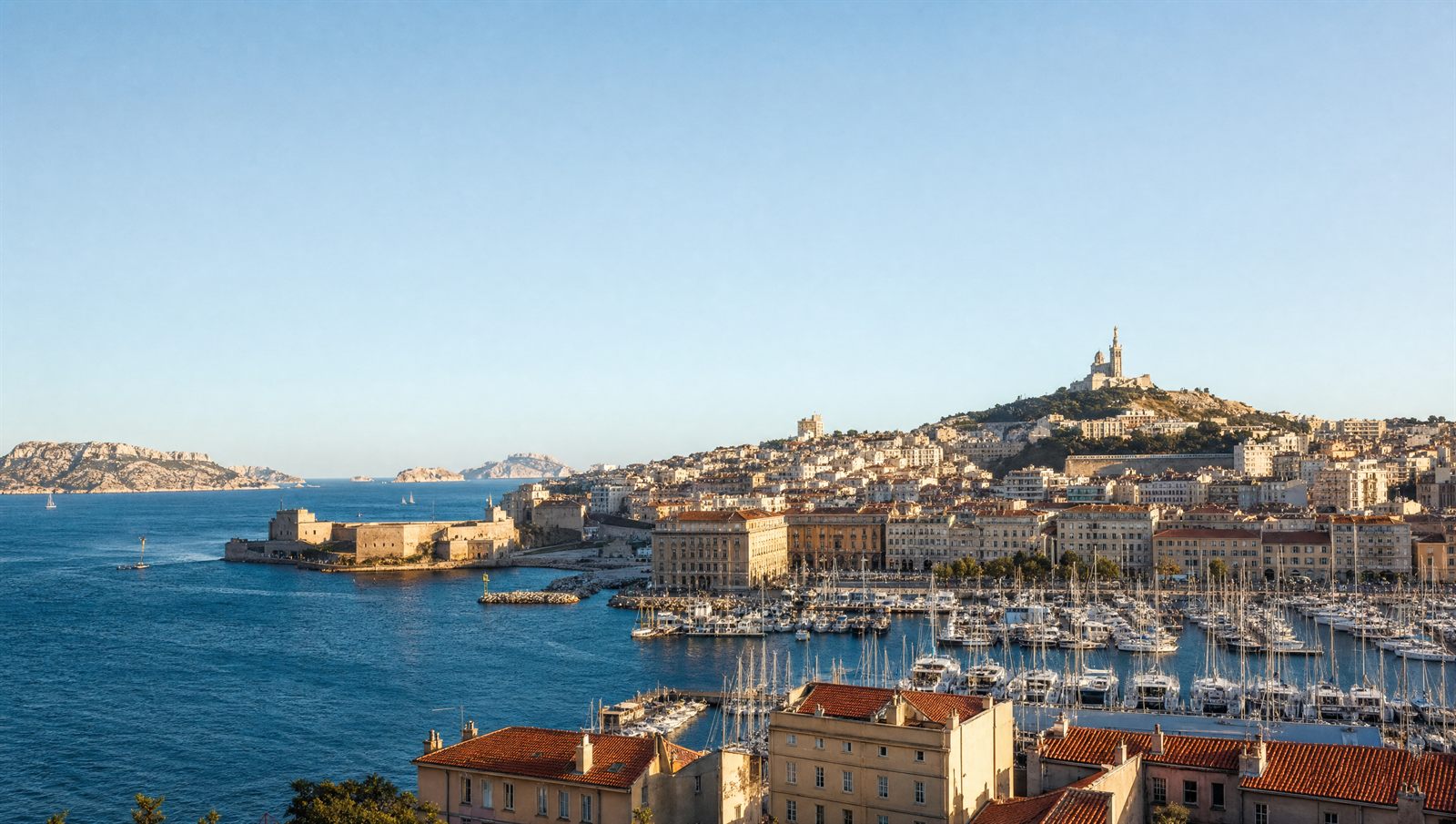 Vue sur le Vieux-Port de Marseille, les mats des voiliers et la colline de Notre-Dame de la Garde